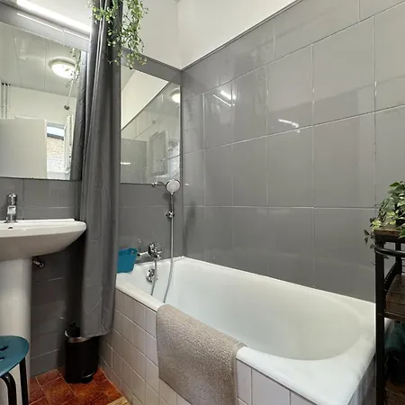 3 Near The Center Of 아파트